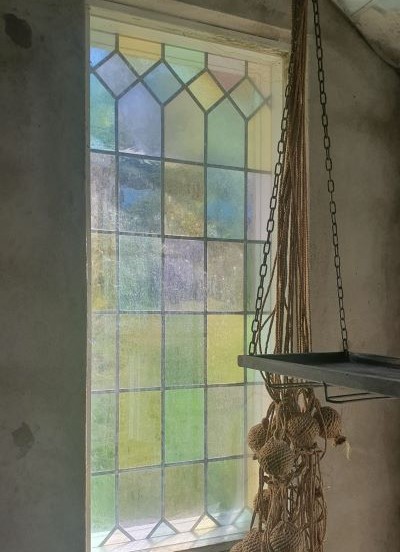 Foto på blyinfattat fönster.