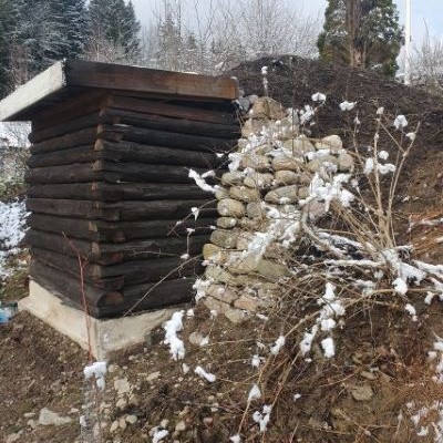 Foto på jordkällarens timrade förstuga.