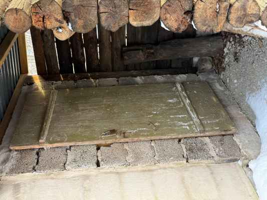 Foto på jorkällardörr.